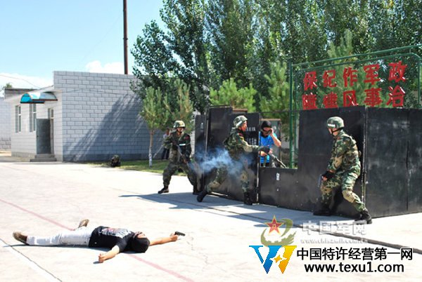 資料圖：邊防官兵正在進行反恐處突實戰(zhàn)演練。