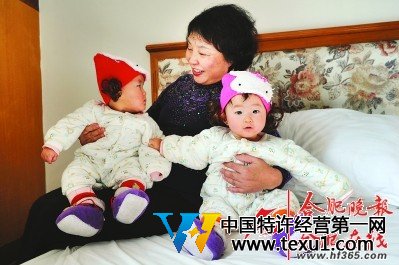 2011年1月30日，盛海琳給孩子戴上剛剛買來的新帽子，還有幾天就是新年，這是孩子們的第一個春節。