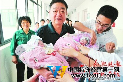抱著兩個剛剛出生的雙胞胎女兒，盛海琳的丈夫有些激動。孩子乳名大雙、小雙。
