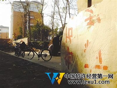 昨日，“上海奇石盆景博物館”原址上，已矗立起小區樓盤，而刻著博物館名的巨石，廢棄在一旁。本版圖片/新京報記者 張永生 攝