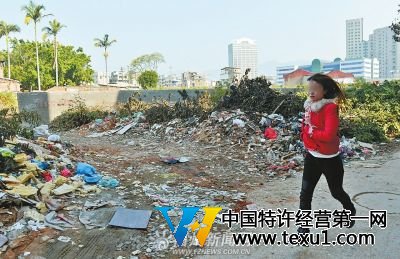 男子邊跑邊系皮帶自稱中迷藥被美女搶劫(圖)
