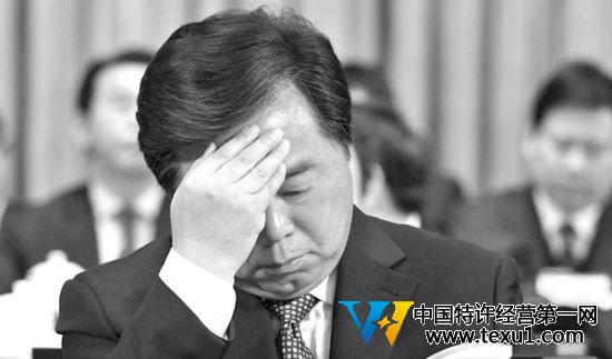 副部級干部,曾任南京市市長的季建業2013年10月16日因經濟問題被中紀委“雙規”。季擁有“法學博士”學位,他總是將自己塑造成“學者型官員”,在其身上一直交織著官學利益勾連的魅影。 副部級干部,曾任南京市市長的季建業2013年10月16日因經濟問題被中紀委“雙規”。季擁有“法學博士”學位,他總是將自己塑造成“學者型官員”,在其身上一直交織著官學利益勾連的魅影。