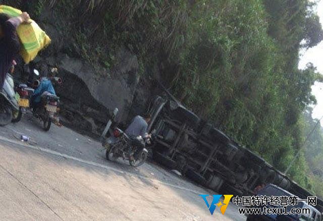 貨車在福建側(cè)翻2000件酸奶遭哄搶 市民稱不搶是傻子