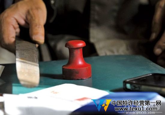 陶云江說,用銼刀刻章,能刻嗎? 攝影:本報記者 李進紅