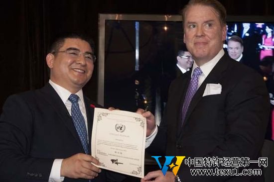 高質(zhì)量的新聞需要深入調(diào)查和持續(xù)投入。請(qǐng)您使用下面的鏈接將澎湃新聞的這篇文章分享給別人。如有更多合作需求，請(qǐng)查看我們的版權(quán)頁信息或給support@thepaper.cn發(fā)郵件。http://thepaper.cn/newsDetail_forward_12547466月25日，陳光標(biāo)現(xiàn)身紐約中央公園船屋免費(fèi)宴請(qǐng)美國流浪漢。在宴請(qǐng)現(xiàn)場，一位來自于中國全球合作基金會(huì)的主席唐納修向其頒發(fā)“世界首善”榮譽(yù)稱號(hào)。來自澎湃新聞thepaper.cn