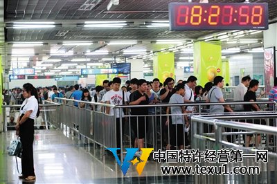 2014年7月4日,地鐵四惠站,從一號線換乘八通線的乘客排起長隊。新京報記者 薛珺 攝