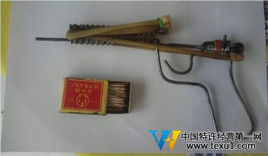買一包安全火柴,從火柴盒側面刮取的赤磷,就足夠做20支小型拉火管。(觀察者網)