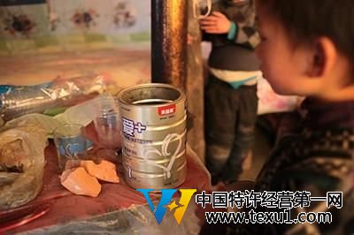 王鵬、王賀兩兄弟在家中玩耍。