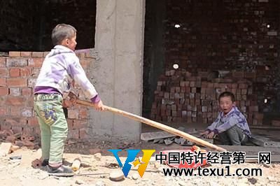 王鵬、王賀兩兄弟在自家的建房工地上玩耍。