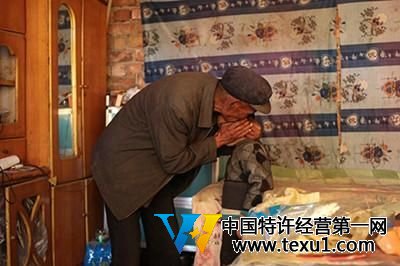 2014年，甘肅岷縣，外公將兩兄弟中的王賀攬在懷里。 澎湃新聞 鄭志成 圖