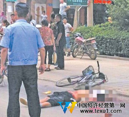老人騎電動車發生刮擦當街掄車鎖打死對方