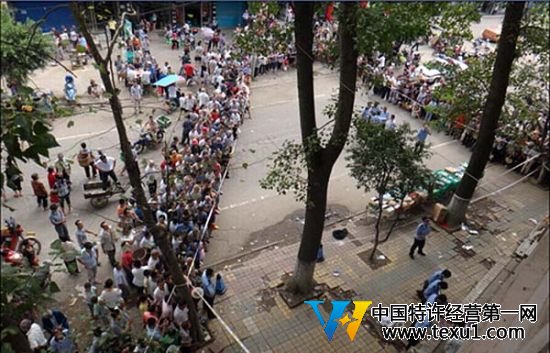 8月25日，南充城郊瀠溪鎮，一名算命先生被人殺死在大街上。經調查，兇手是一個修行十余年的還俗僧人，當年正是算命先生的一卦讓嫌犯遁入空門。